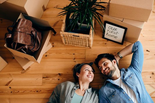 Paar liegt auf Boden